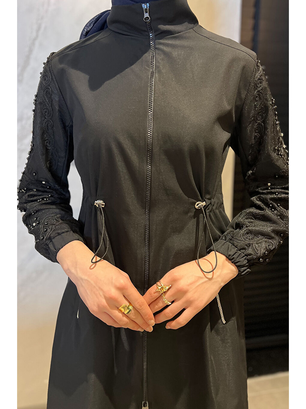 Siyah Kadın Kol İşleme Detaylı Cepli Tesettür Trençkot-4