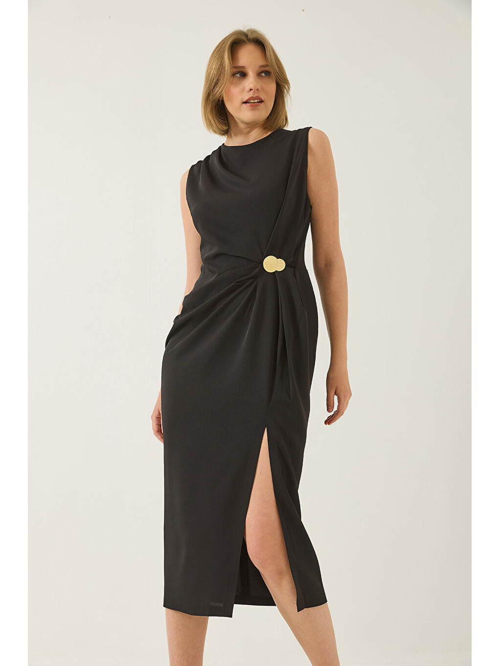 Siyah Kadın Gold Aksesuar Detaylı Drapeli Yırtmaçlı Elbise DF-1