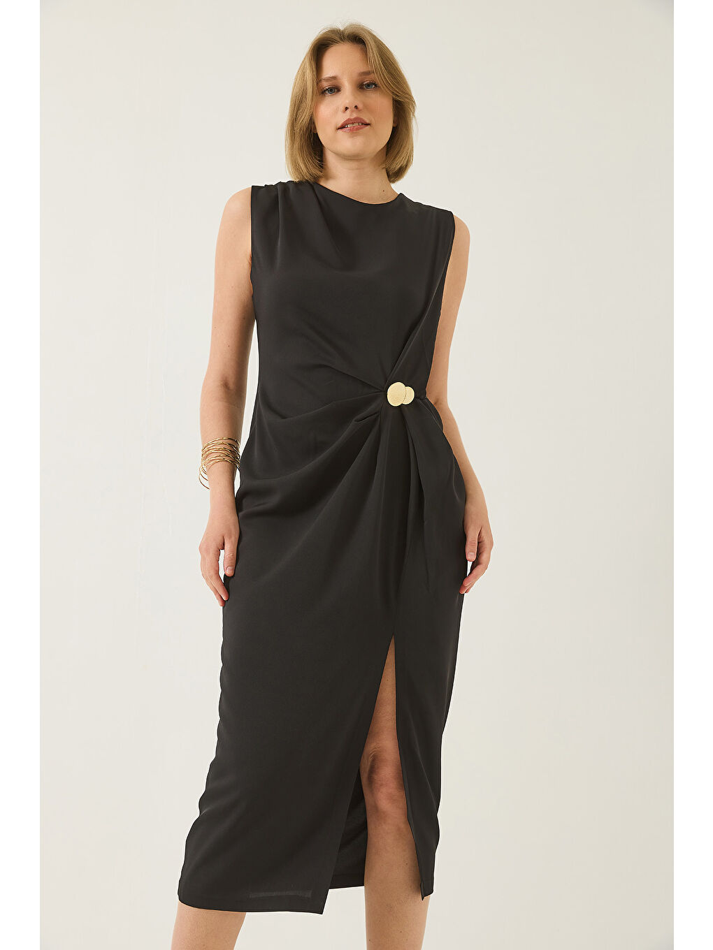 Siyah Kadın Gold Aksesuar Detaylı Drapeli Yırtmaçlı Elbise DF-2