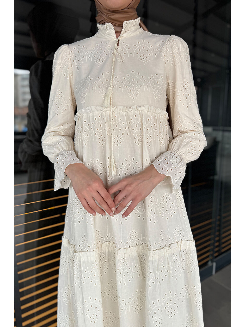 Bej Kadın Ön Bağlamalı Fırfırlı Fistolu Tesettür Elbise-5