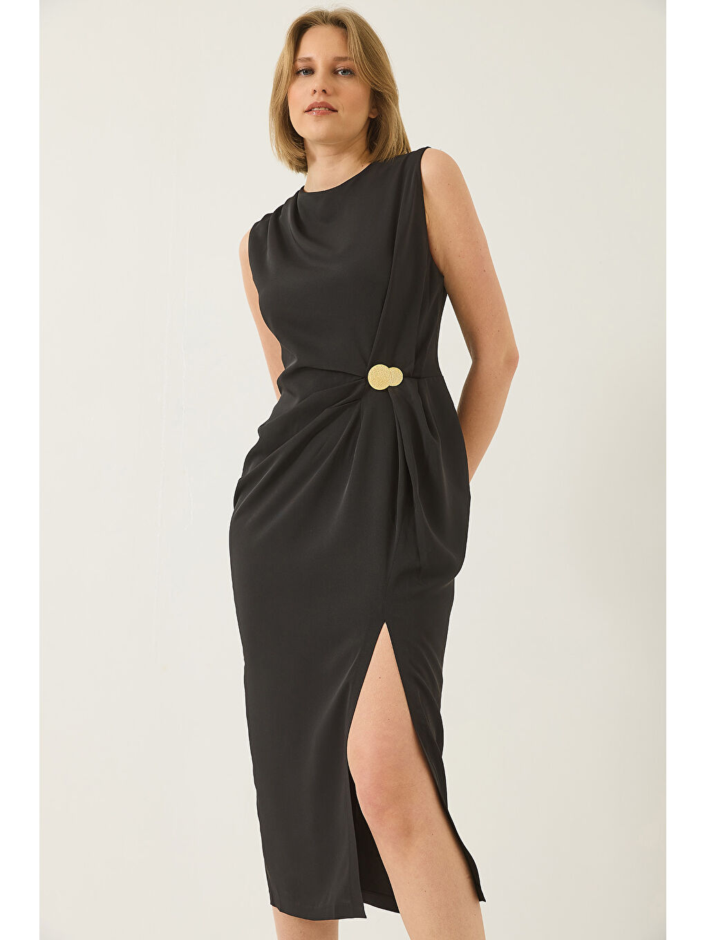 Siyah Kadın Gold Aksesuar Detaylı Drapeli Yırtmaçlı Elbise DF-3