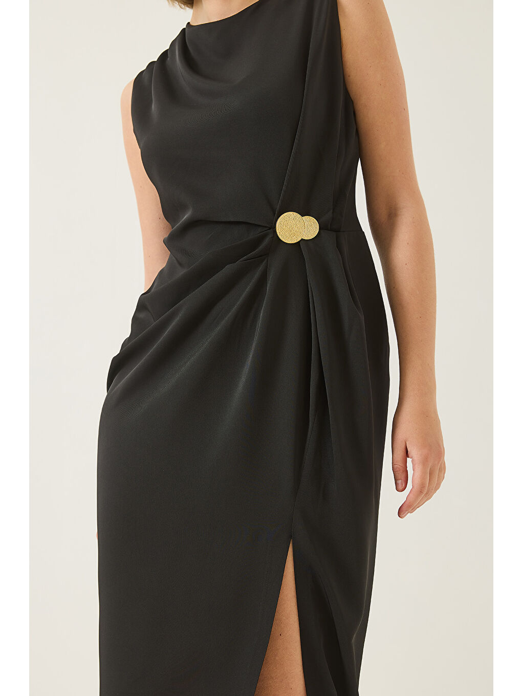 Siyah Kadın Gold Aksesuar Detaylı Drapeli Yırtmaçlı Elbise DF-4