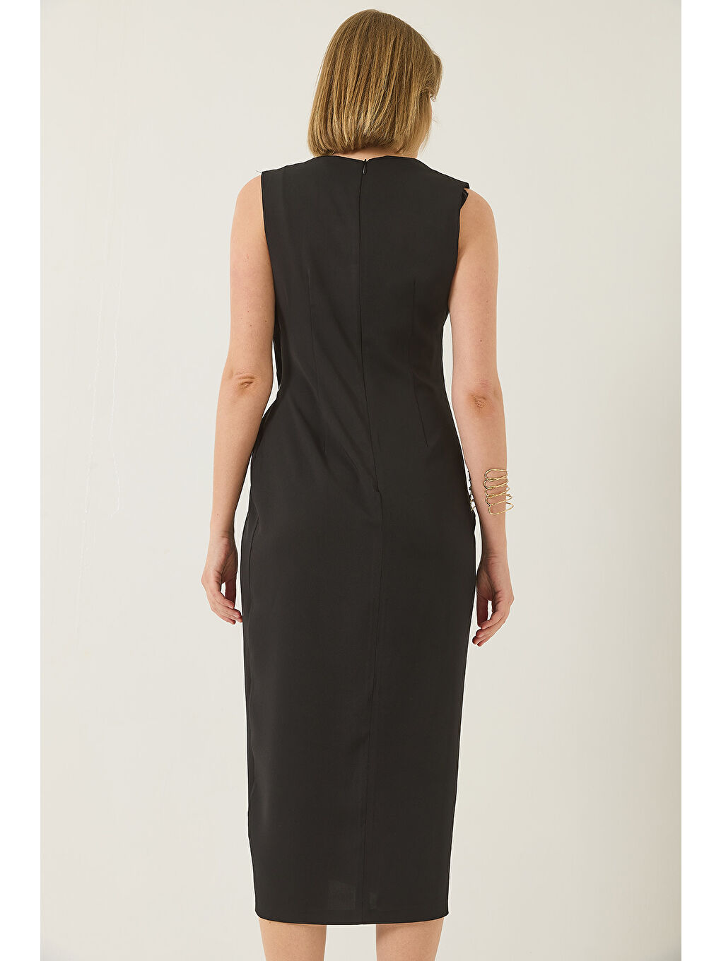 Siyah Kadın Gold Aksesuar Detaylı Drapeli Yırtmaçlı Elbise DF-5