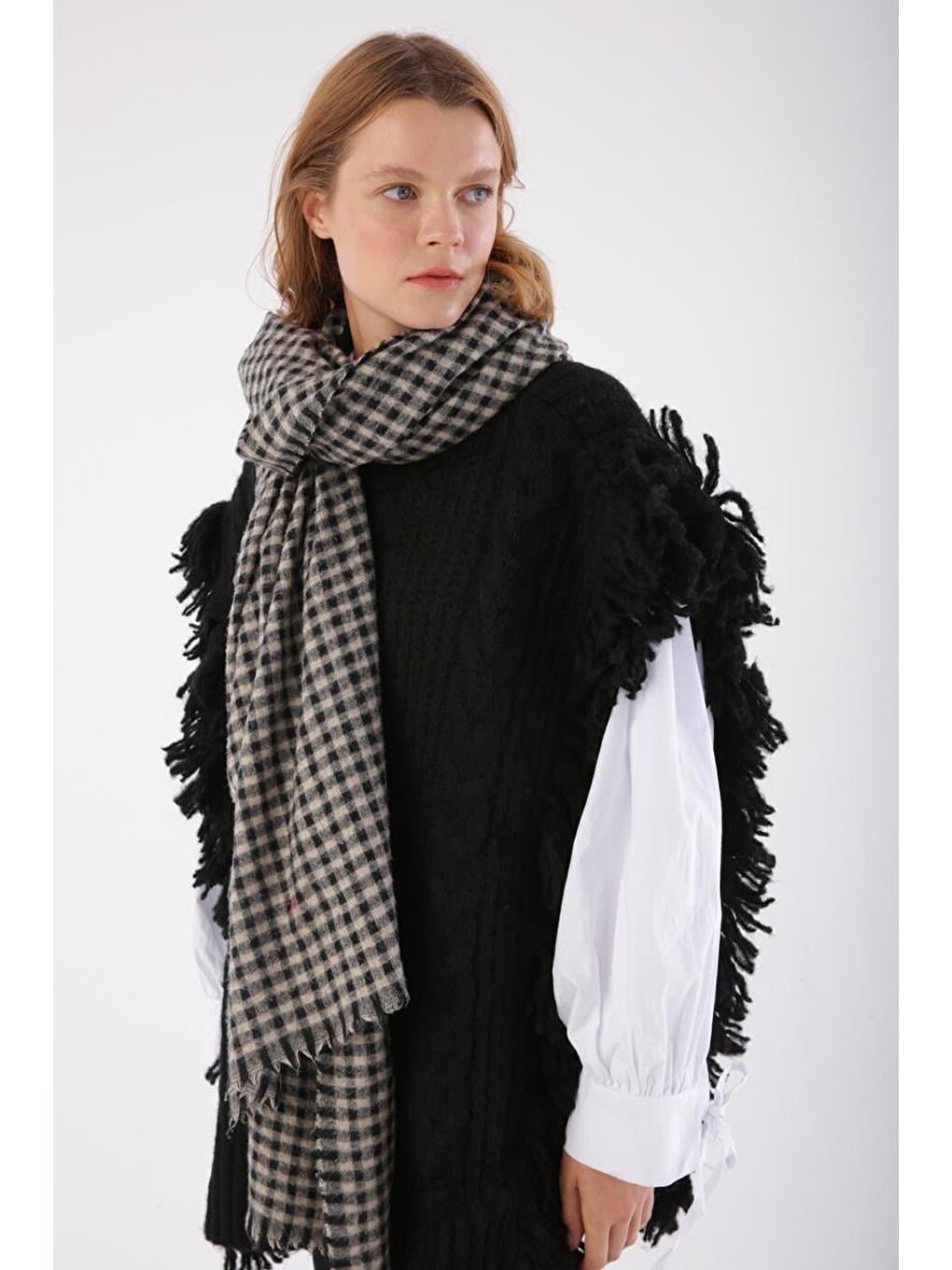 Siyah-Saçaklı Triko Panço-4