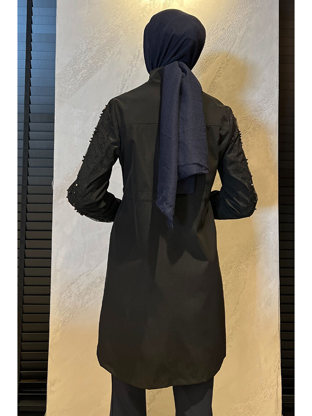 Siyah Kadın Kol İşleme Detaylı Cepli Tesettür Trençkot-6