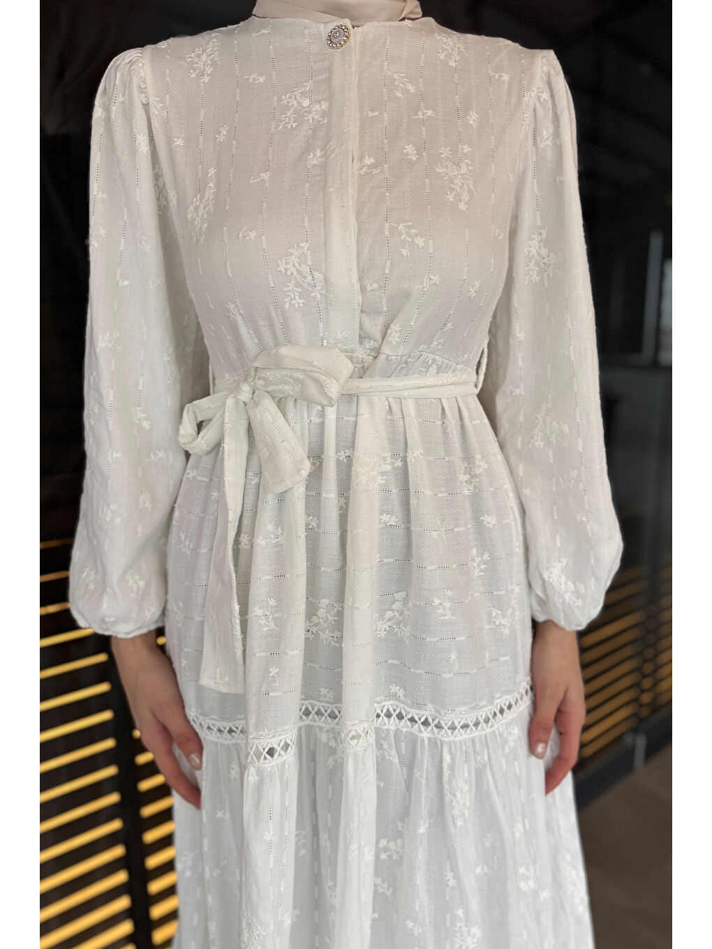 Ekru Kadın Ön Düğmeli Bel Kuşaklı Tesettür Fistolu Elbise-5