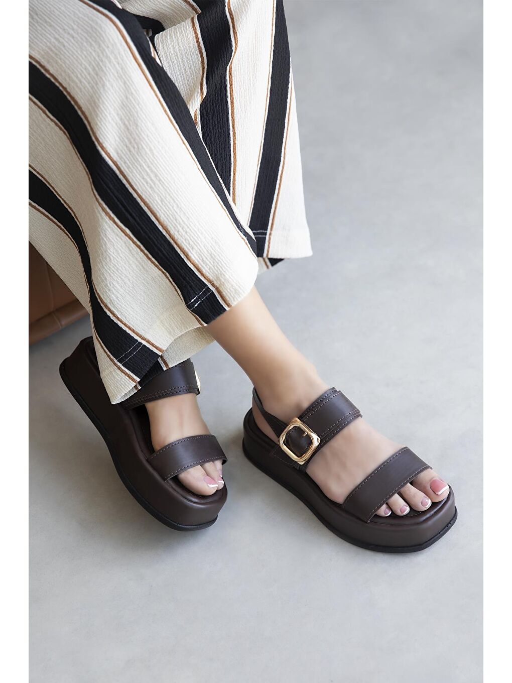 Kahverengi Martina Kadın Toka Detay Günlük Deri Sandalet Kahve