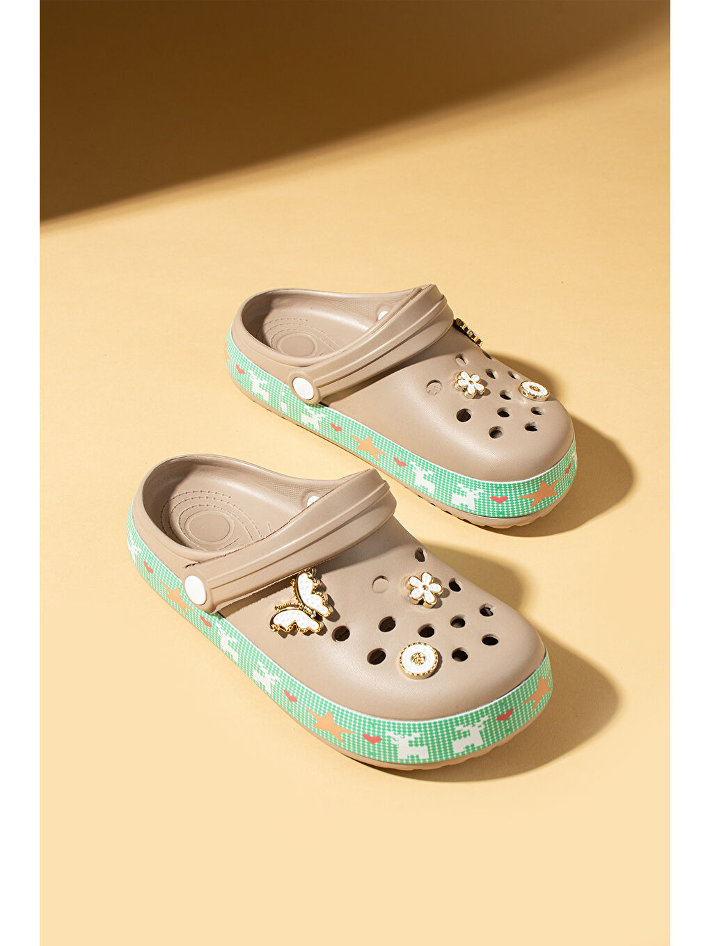 Bej Şerit Desenli Rahat Eva Taban Tokalı Kadın Sandalet 011-18-25-3