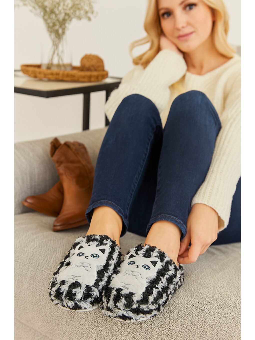 Siyah KITY Kedili Kapalı Kadın Ev Terliği Kışlık Terlik-1