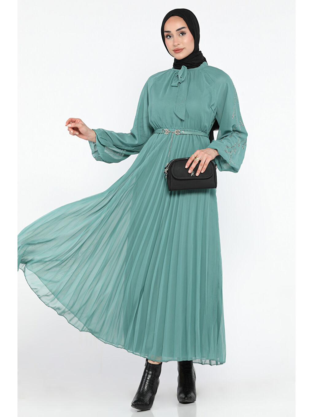 Yeşil Ön Bağlamalı Taş Detaylı Kemerli Tesettür Şifon Elbise-1