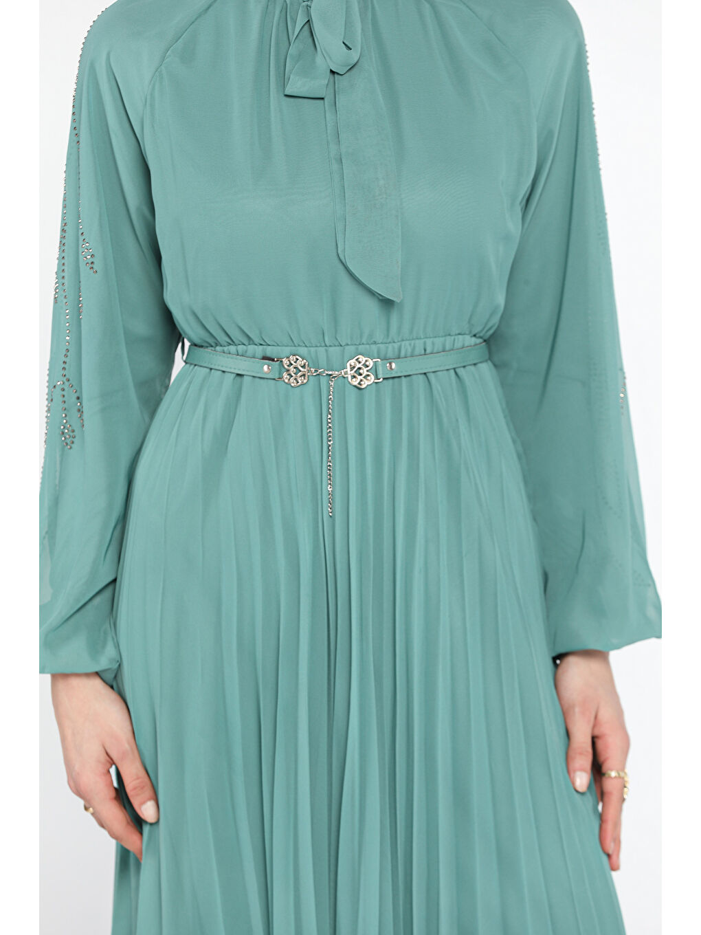 Yeşil Ön Bağlamalı Taş Detaylı Kemerli Tesettür Şifon Elbise-4