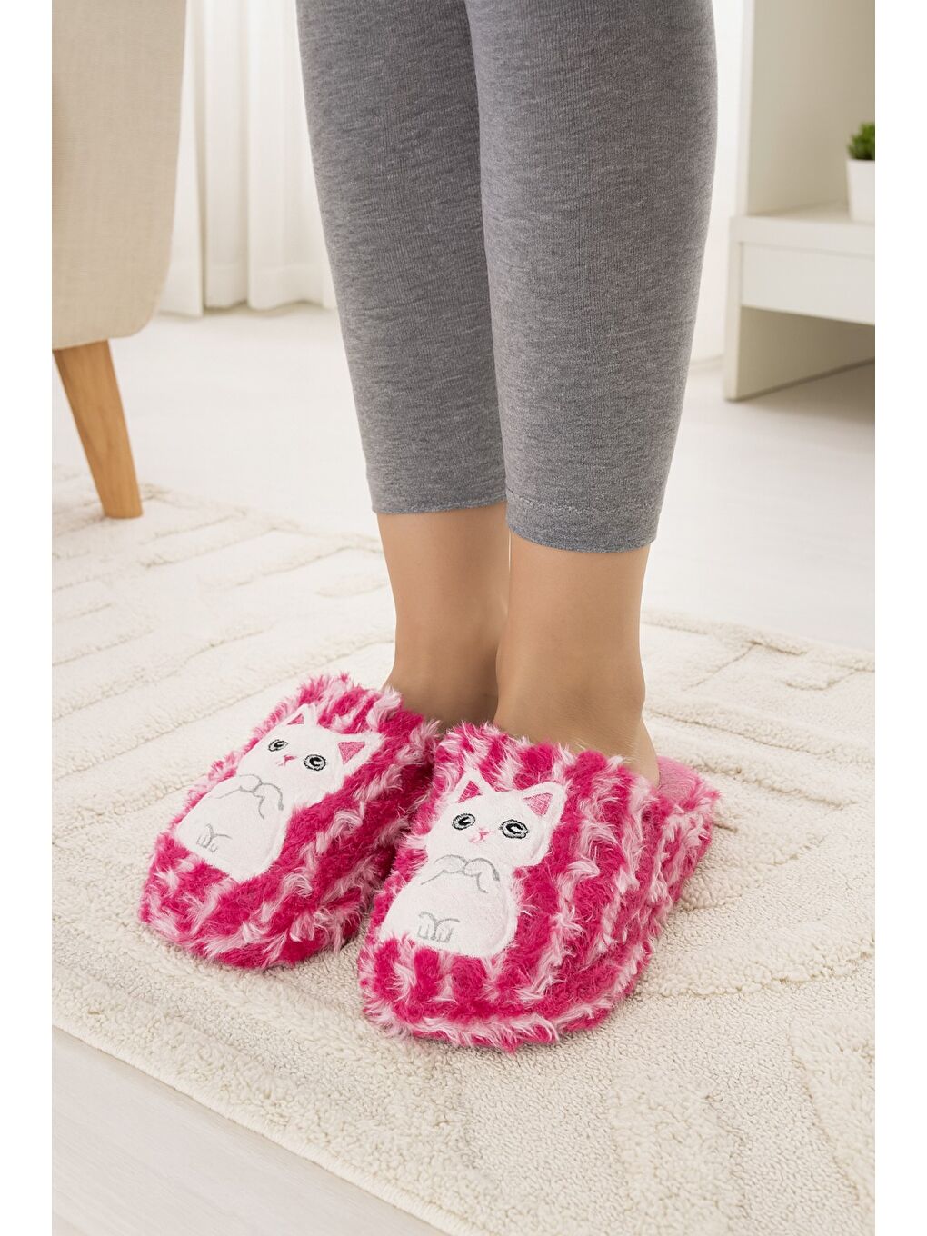 Pembe KITY Kedili Kapalı Kadın Ev Terliği Kışlık Terlik-1