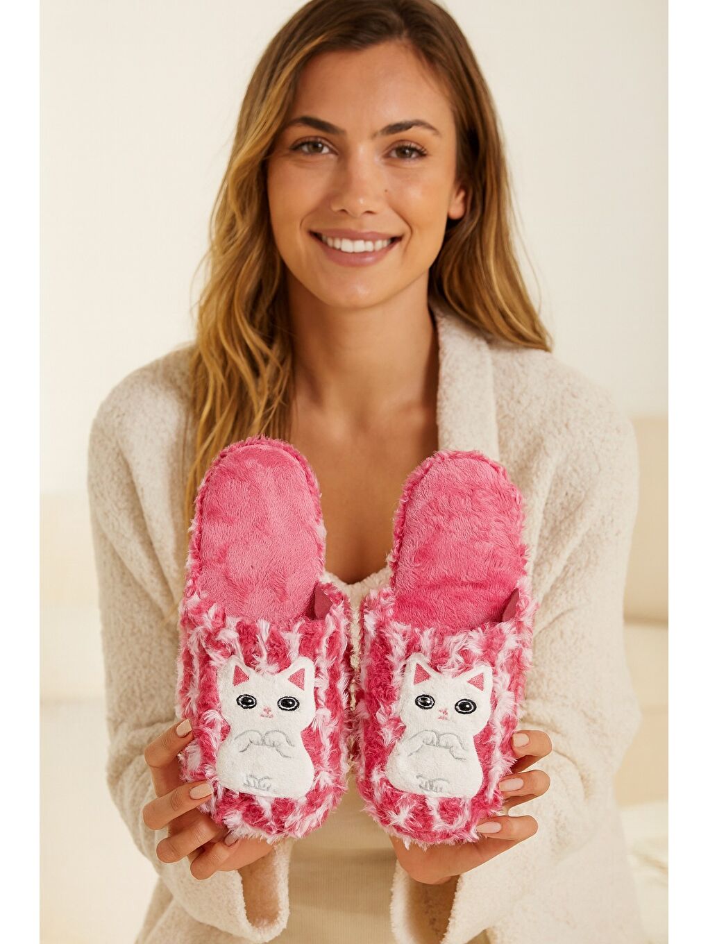 Pembe KITY Kedili Kapalı Kadın Ev Terliği Kışlık Terlik-2