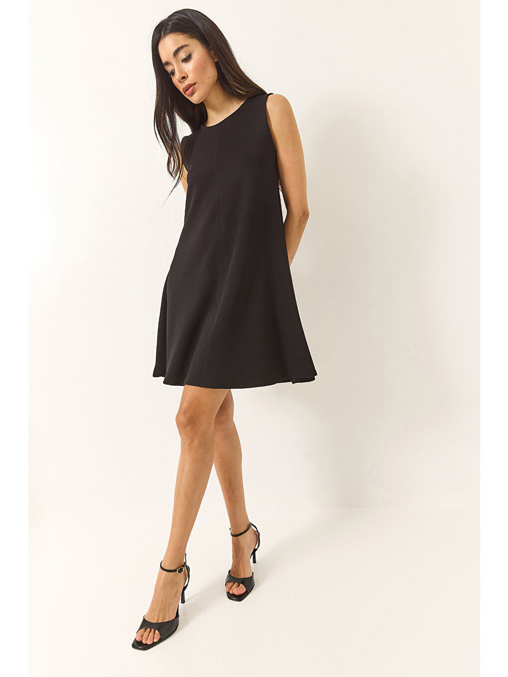 Siyah Kadın Askılı Gizli Fermuarlı Yazlık Dokuma Çan Elbise