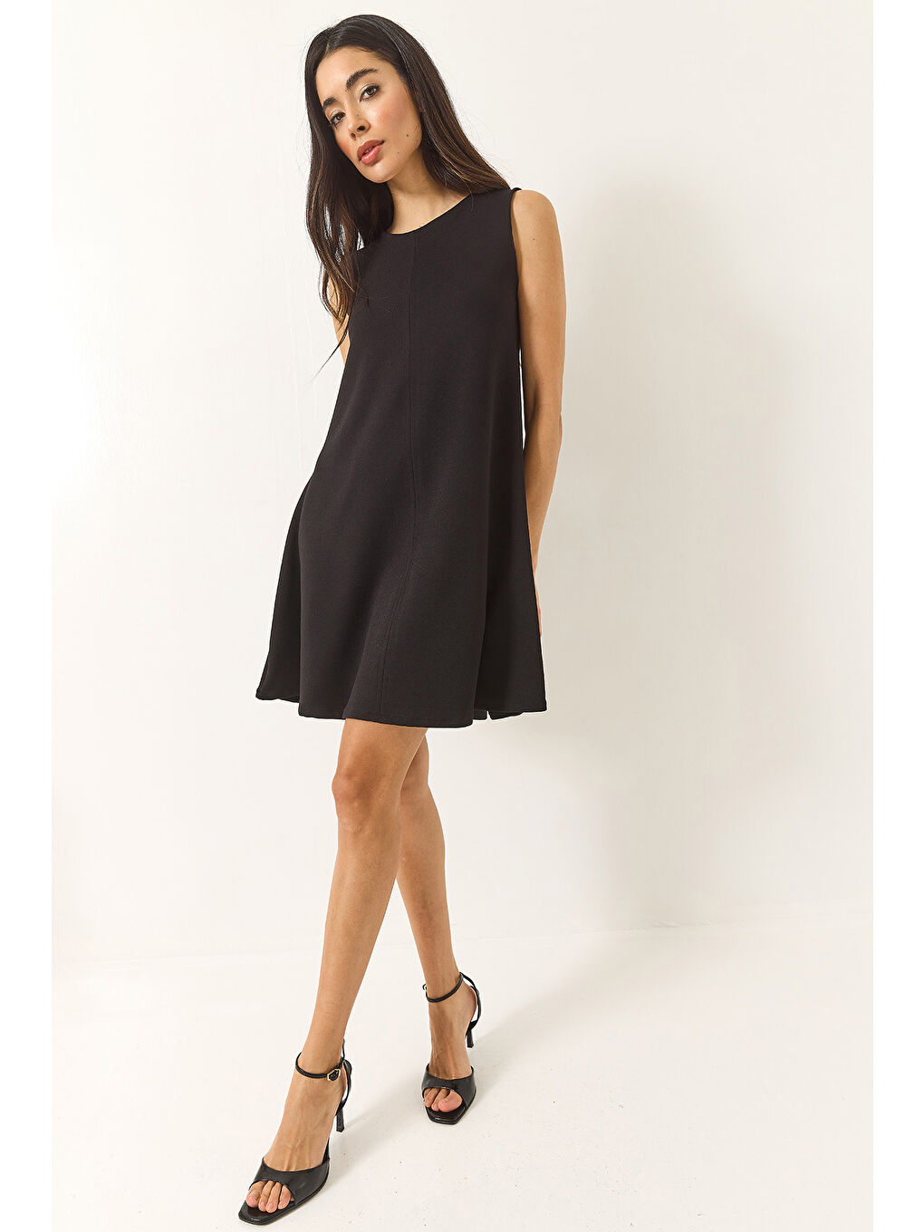 Siyah Kadın Askılı Gizli Fermuarlı Yazlık Dokuma Çan Elbise-2