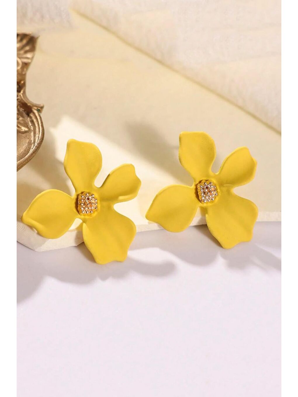 Sarı Zarif Çiçekli Çivi Küpe