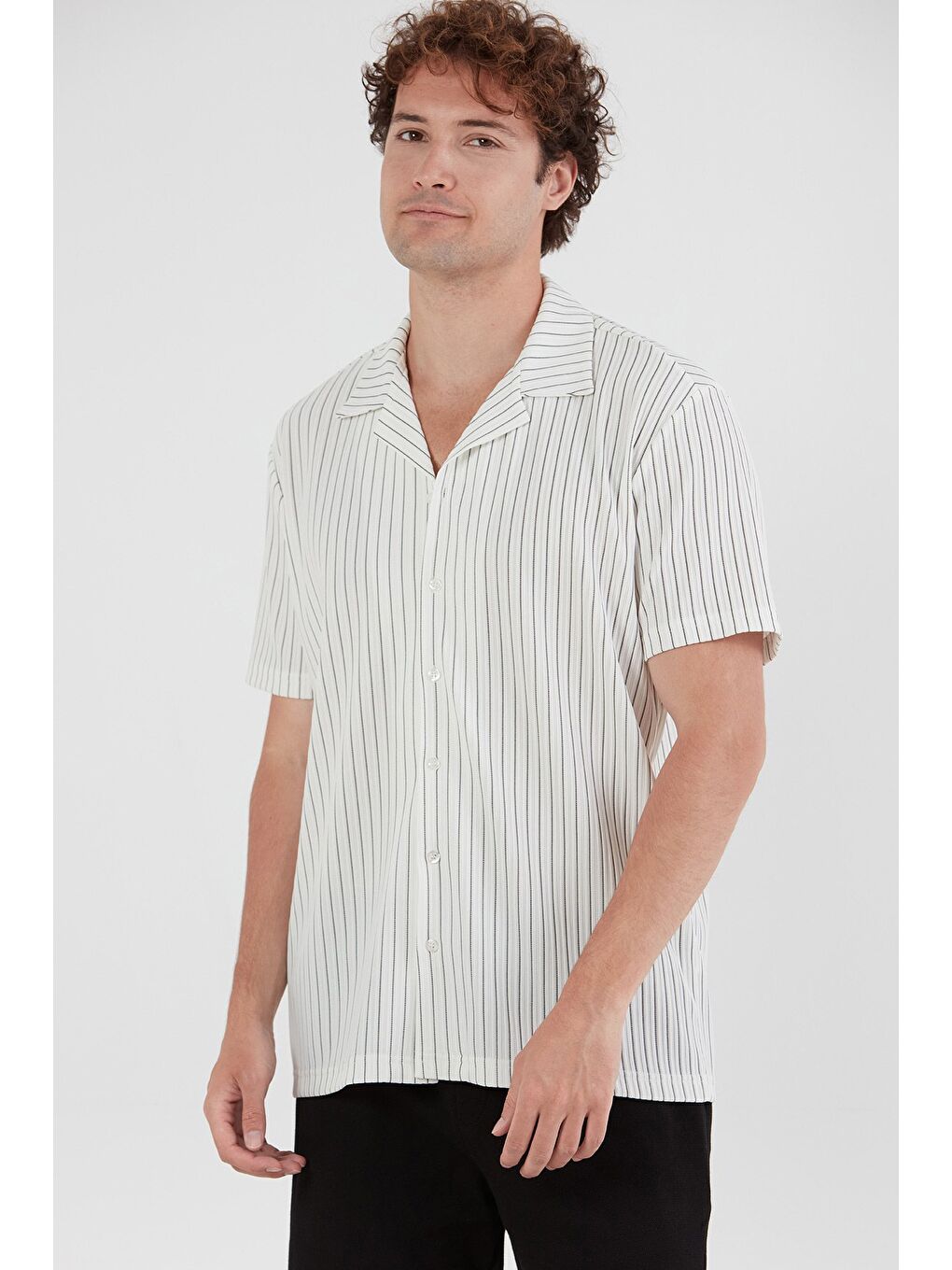 Beyaz Çizgili Jakarlı Kısa Kollu Gömlek