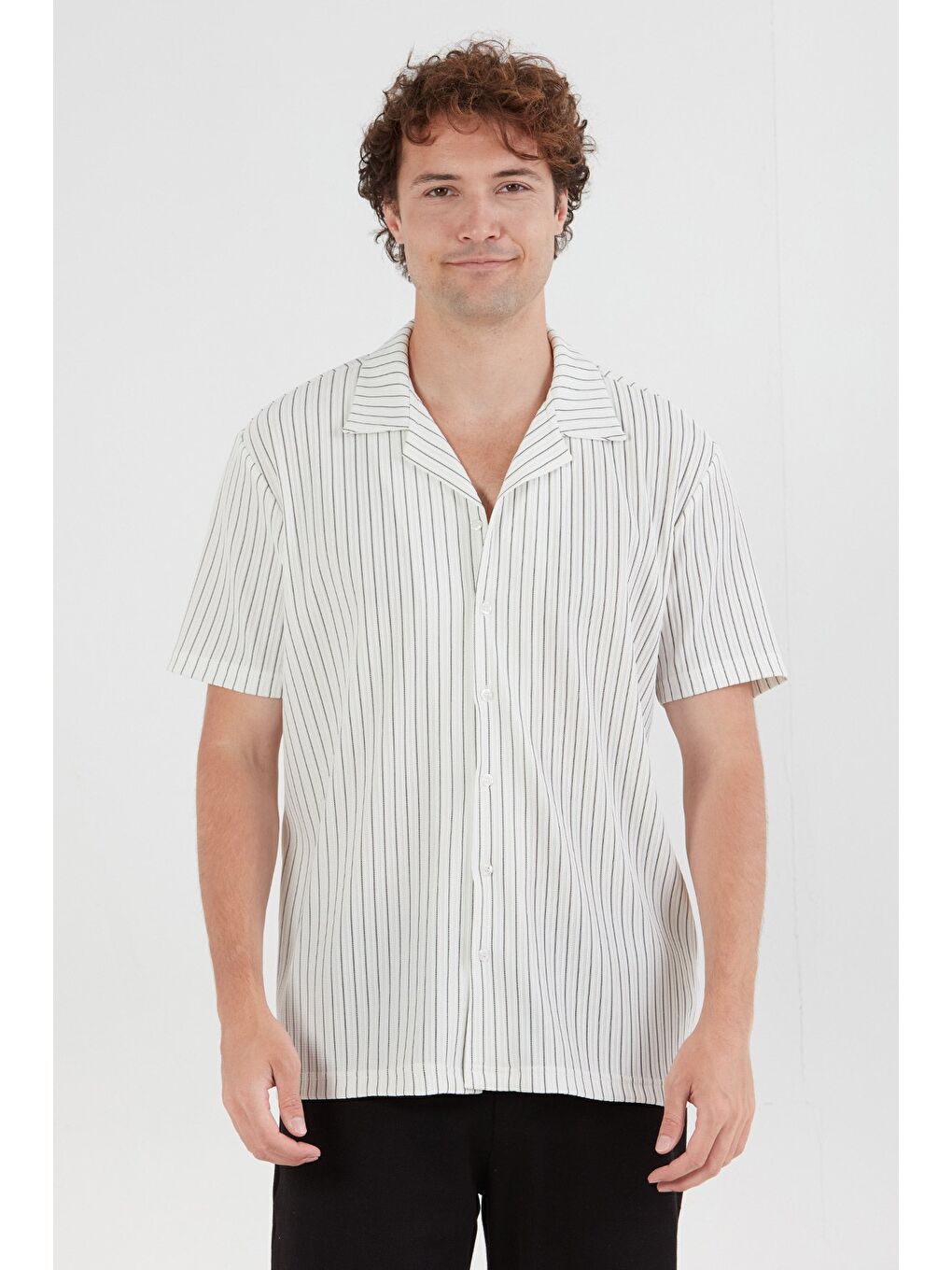 Beyaz Çizgili Jakarlı Kısa Kollu Gömlek-1