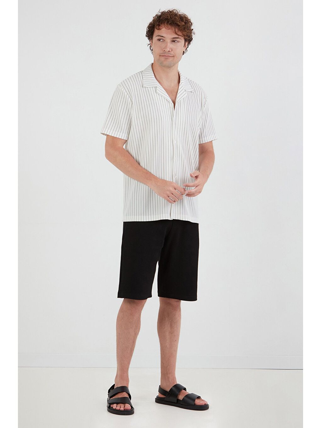 Beyaz Çizgili Jakarlı Kısa Kollu Gömlek-2