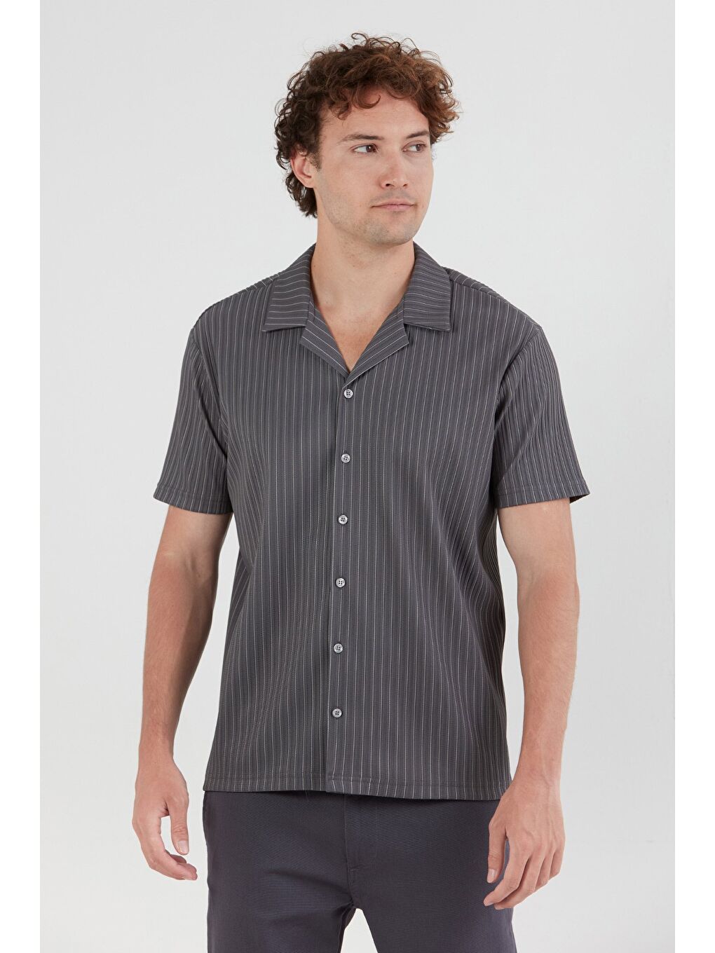 Gri Çizgili Jakarlı Kısa Kollu Gömlek