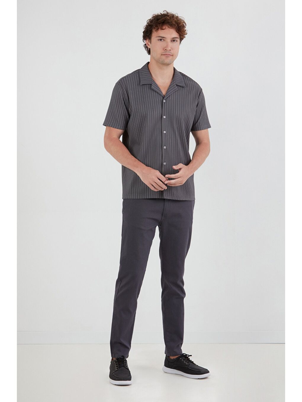 Gri Çizgili Jakarlı Kısa Kollu Gömlek-1