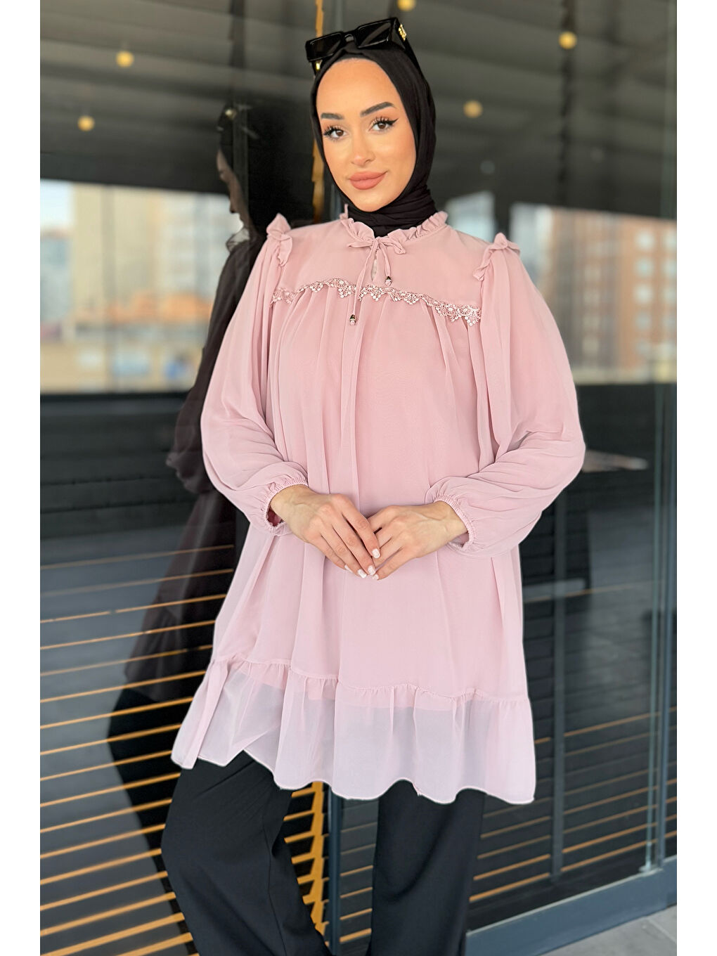 Pembe Ön Bağlamalı Fırfırlı Güpür Detaylı Tesettür Şifon Tunik-1
