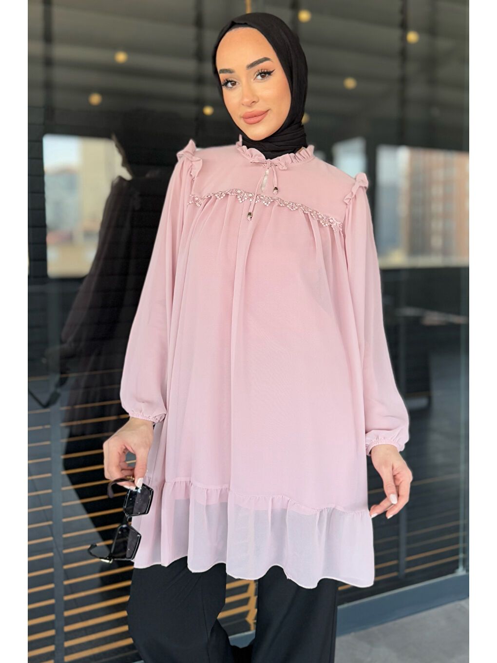 Pembe Ön Bağlamalı Fırfırlı Güpür Detaylı Tesettür Şifon Tunik-3