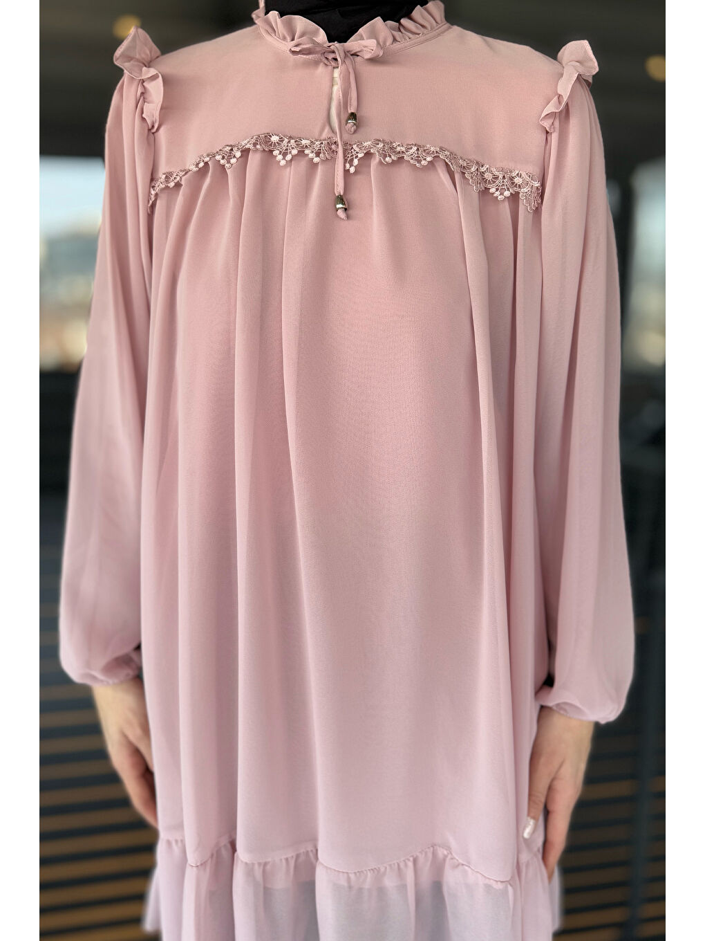 Pembe Ön Bağlamalı Fırfırlı Güpür Detaylı Tesettür Şifon Tunik-5