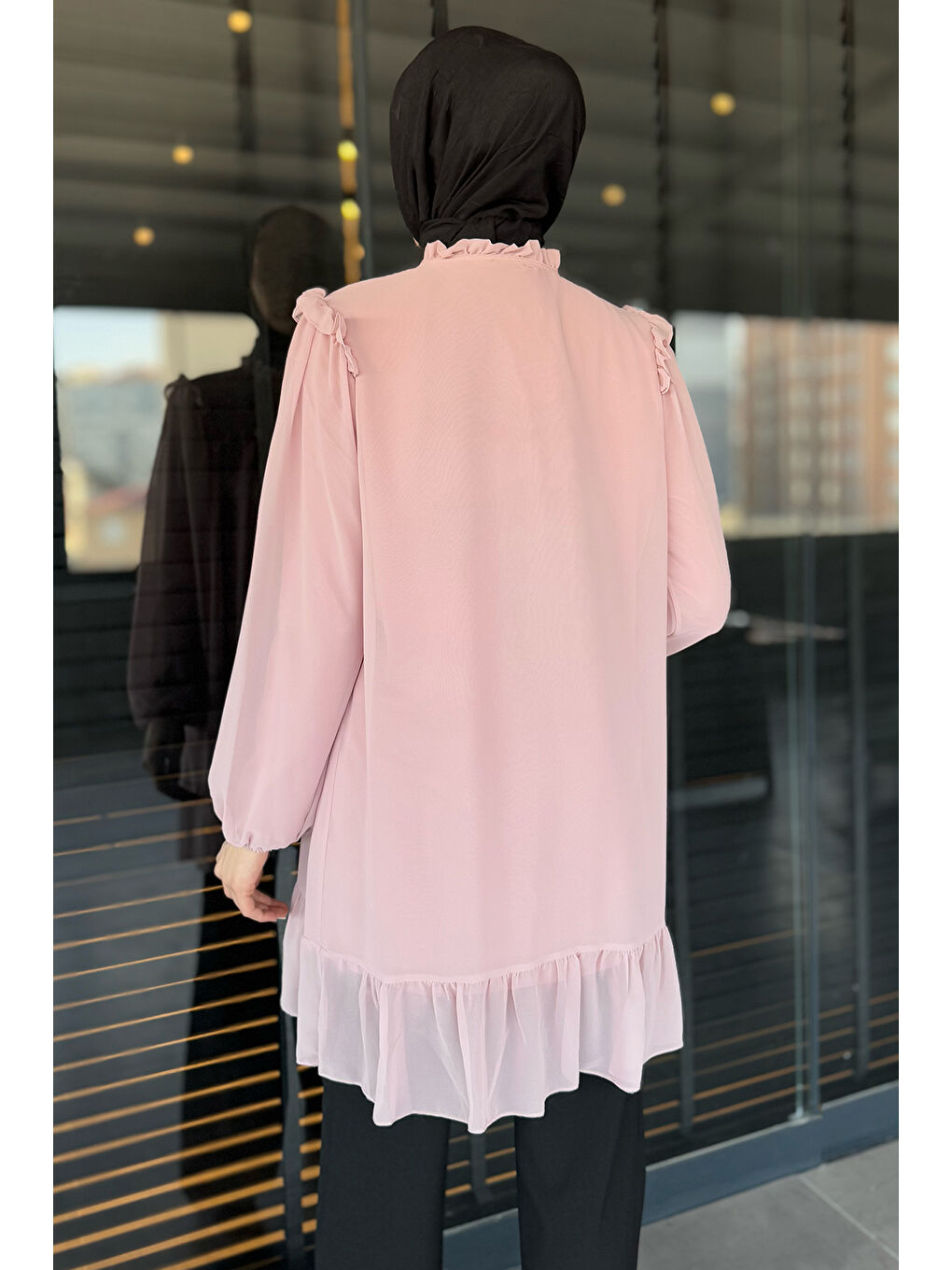 Pembe Ön Bağlamalı Fırfırlı Güpür Detaylı Tesettür Şifon Tunik-7
