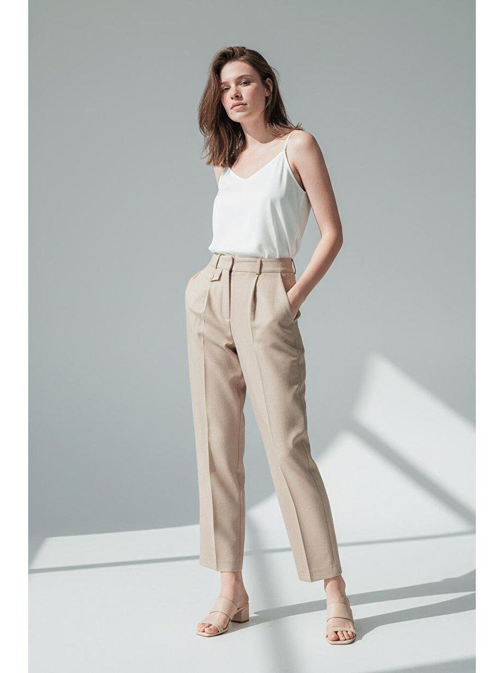 Bej Pens Detaylı Kapaklı Düz Paça Kumaş Pantolon Mg2642