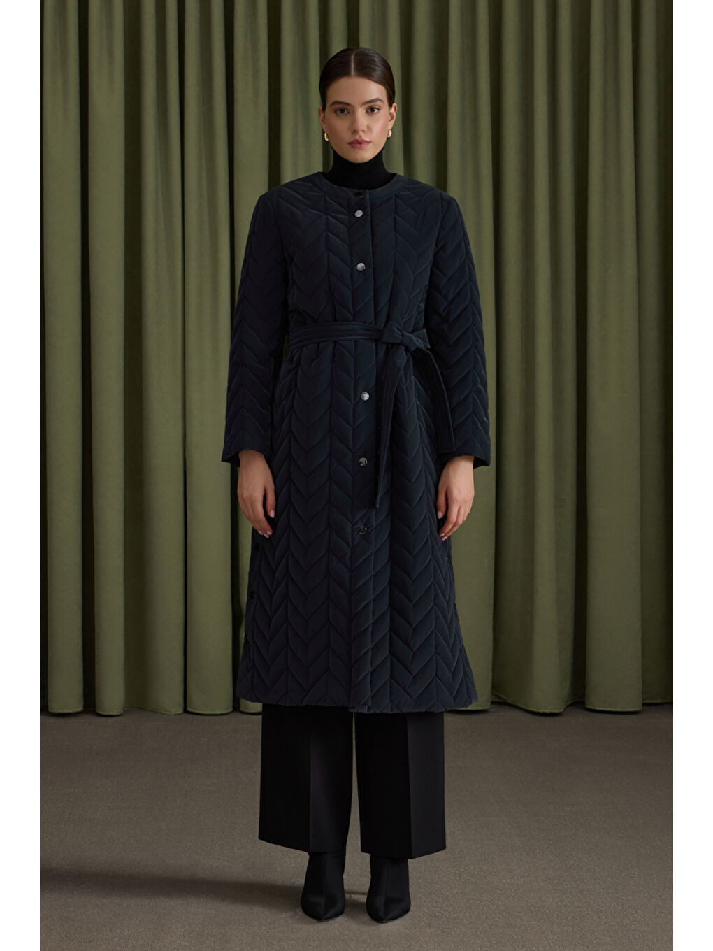 Lacivert Yanları Çıtçıt Ve Yırtmaç Detaylı Kapitone Mont-1