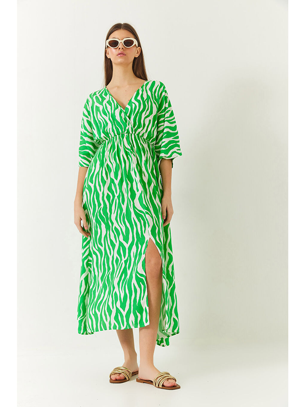 Yeşil Kadın Kruvaze V Yaka Önden Yırtmaç Detaylı Desenli Elbise-1