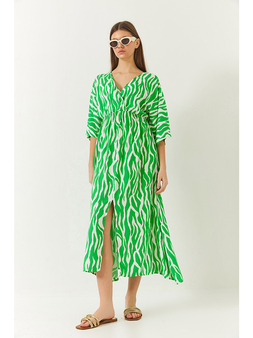 Yeşil Kadın Kruvaze V Yaka Önden Yırtmaç Detaylı Desenli Elbise-2