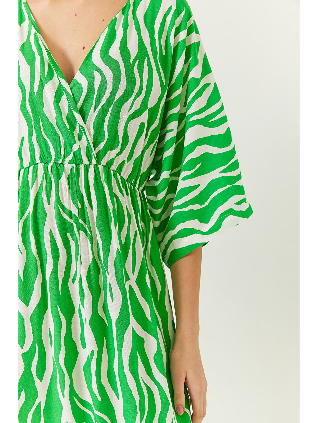 Yeşil Kadın Kruvaze V Yaka Önden Yırtmaç Detaylı Desenli Elbise-4