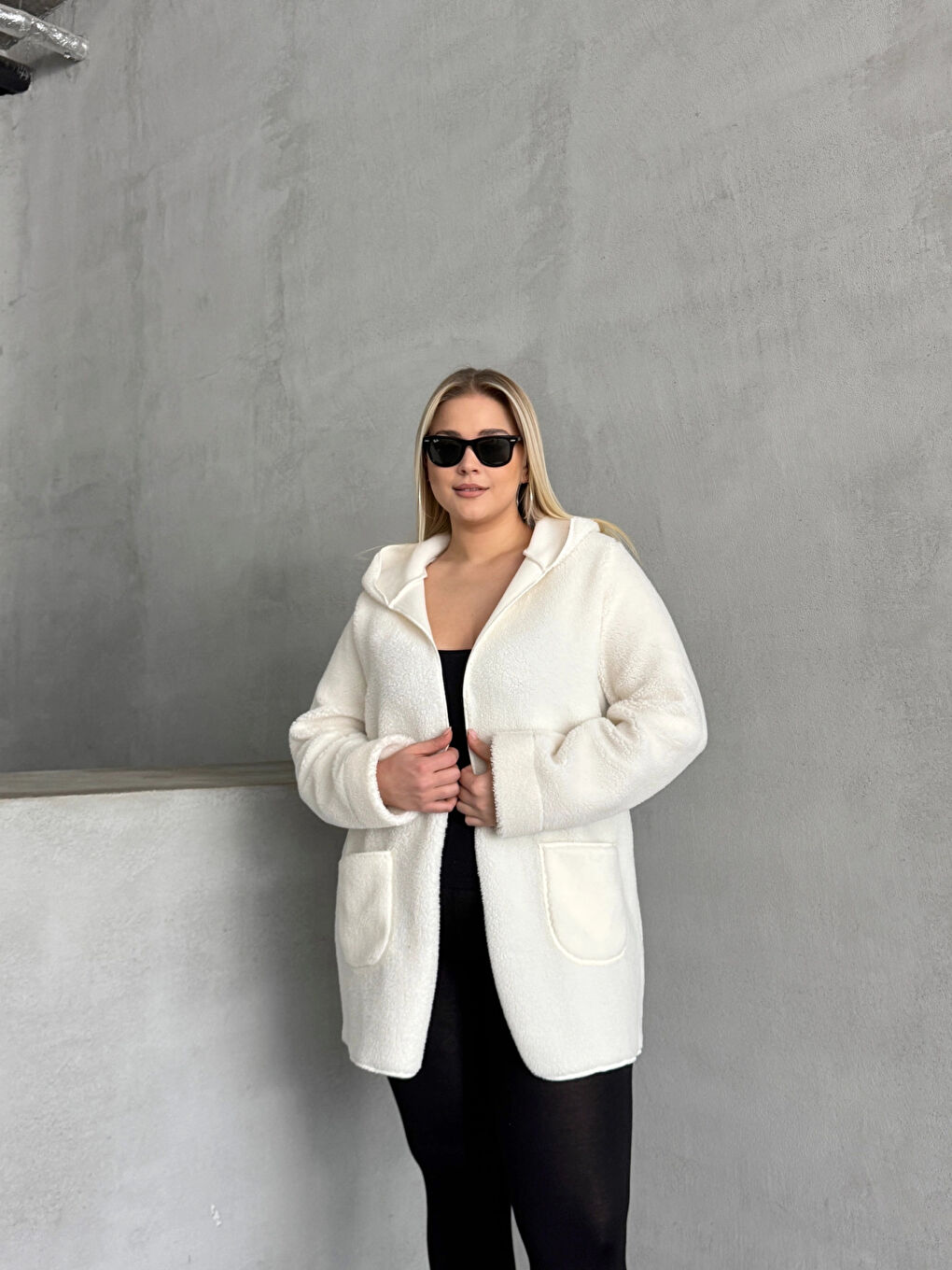 Beyaz Büyük Beden Önü Kapamasız Cepli Kapüşonlu İnce Pelüş Ceket 301256