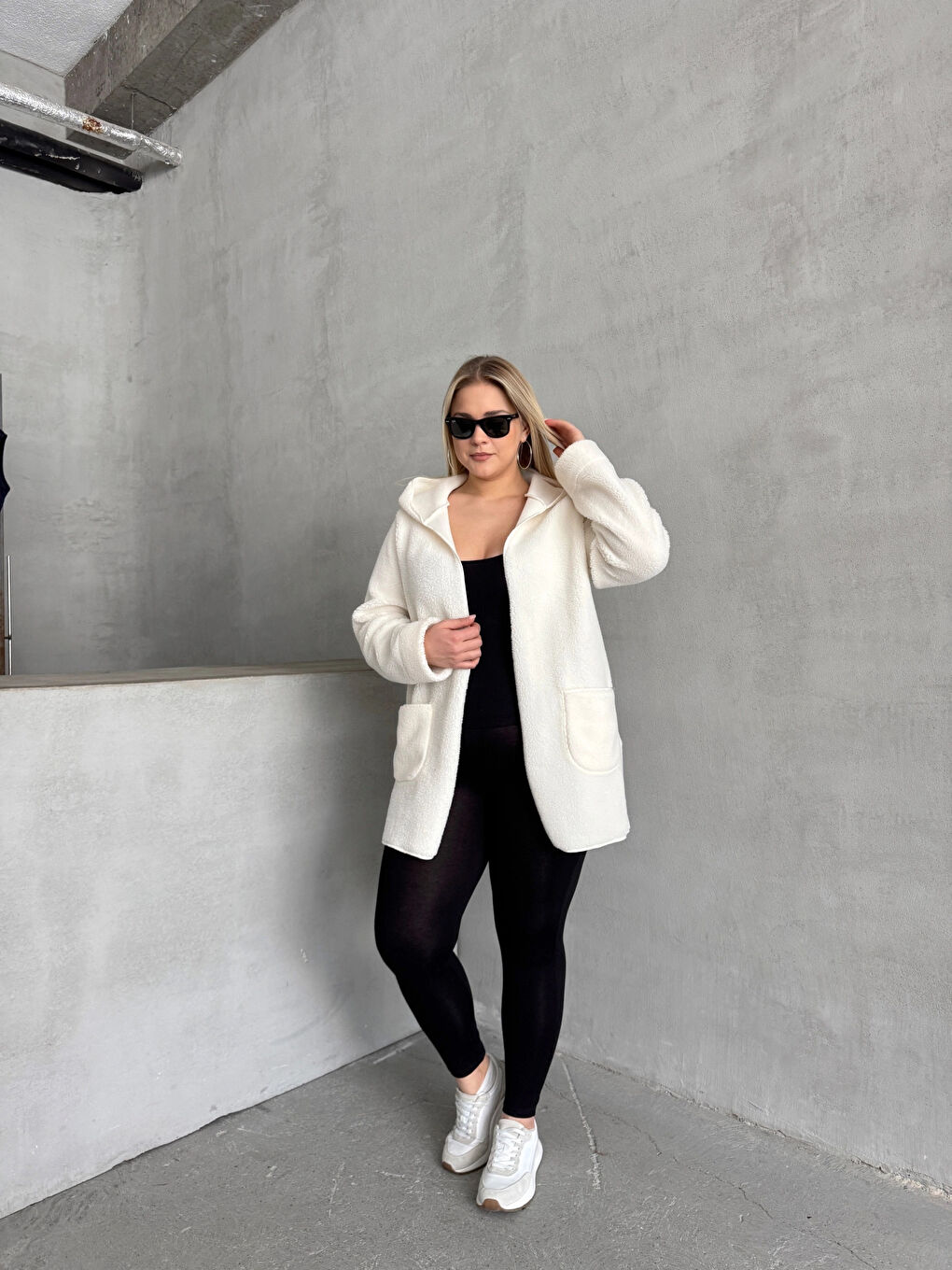 Beyaz Büyük Beden Önü Kapamasız Cepli Kapüşonlu İnce Pelüş Ceket 301256-3