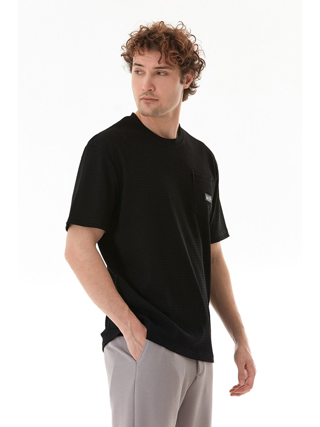 Siyah Basic Bisiklet Yaka Cepli Jakarlı Tişört-2