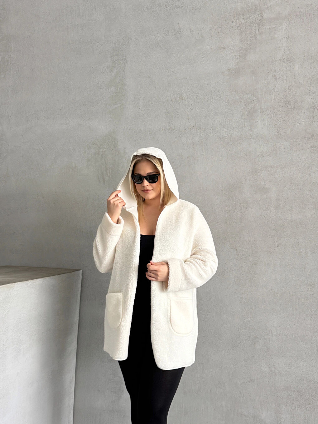 Beyaz Büyük Beden Önü Kapamasız Cepli Kapüşonlu İnce Pelüş Ceket 301256-4