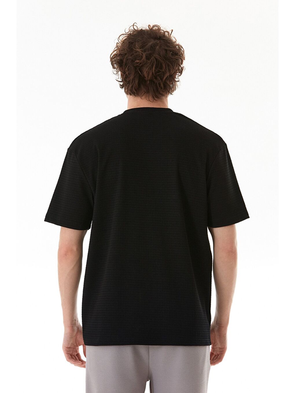 Siyah Basic Bisiklet Yaka Cepli Jakarlı Tişört-4