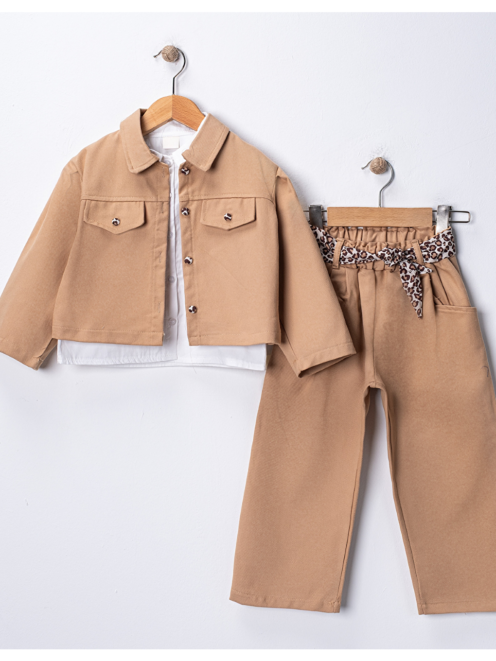 Kahverengi Kız Çocuk Gabardin Ceketli Takım – Düğmeli Dokuma Gömlekli, Beli Lastikli Kemerli Pantolon 2-5 Yaş-2