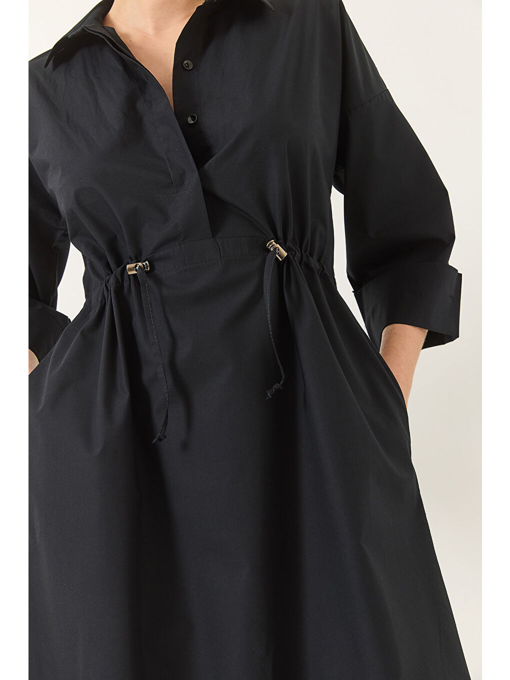 Siyah Kadın Bel Ayarlamalı yarım Kollu Düğme Kapamalı Uzun Poplin Elbise-5