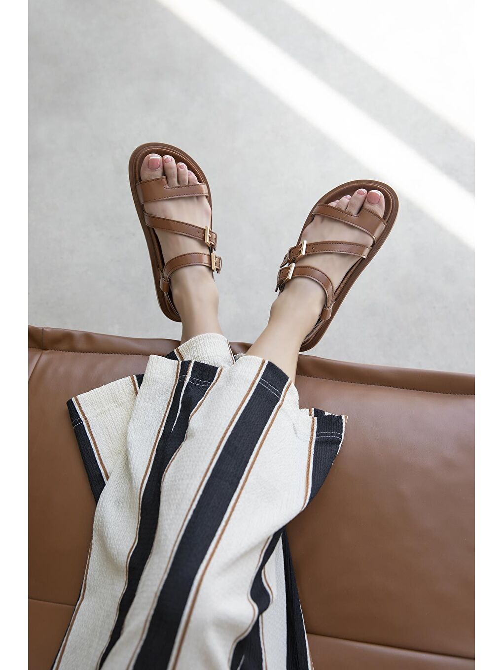 Kahverengi Mira  Kadın  Parmak Arası Deri  Sandalet Taba