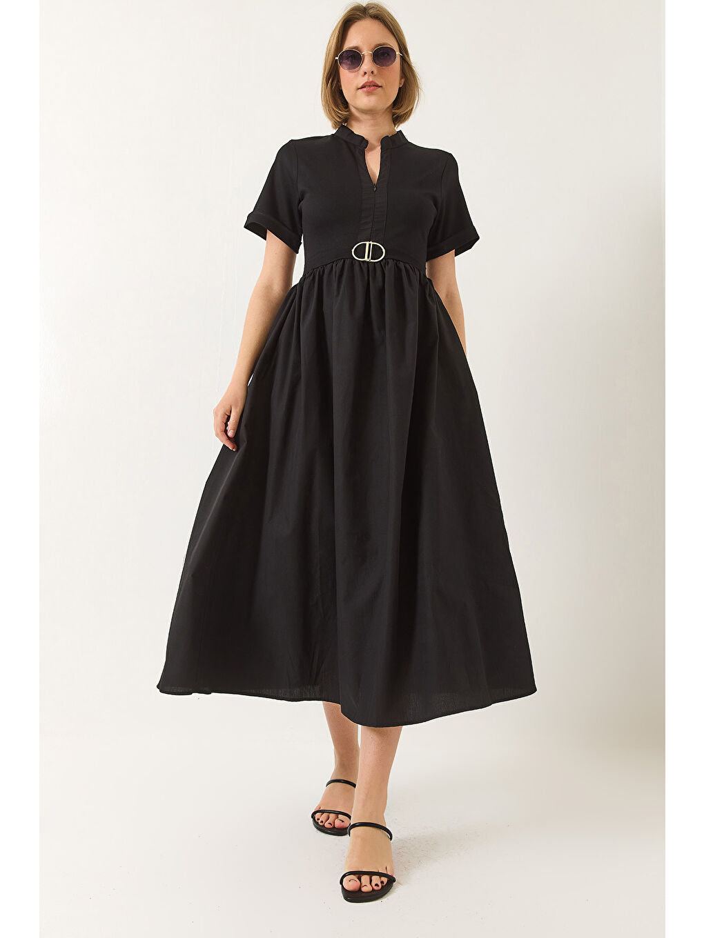 Siyah Kadın Hakim Yaka Gizli Fermuarlı Cep Detaylı Kısa Kollu Aksesuarlı Uzun Elbise