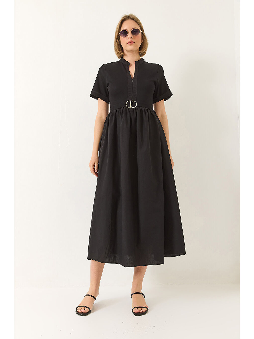 Siyah Kadın Hakim Yaka Gizli Fermuarlı Cep Detaylı Kısa Kollu Aksesuarlı Uzun Elbise-1