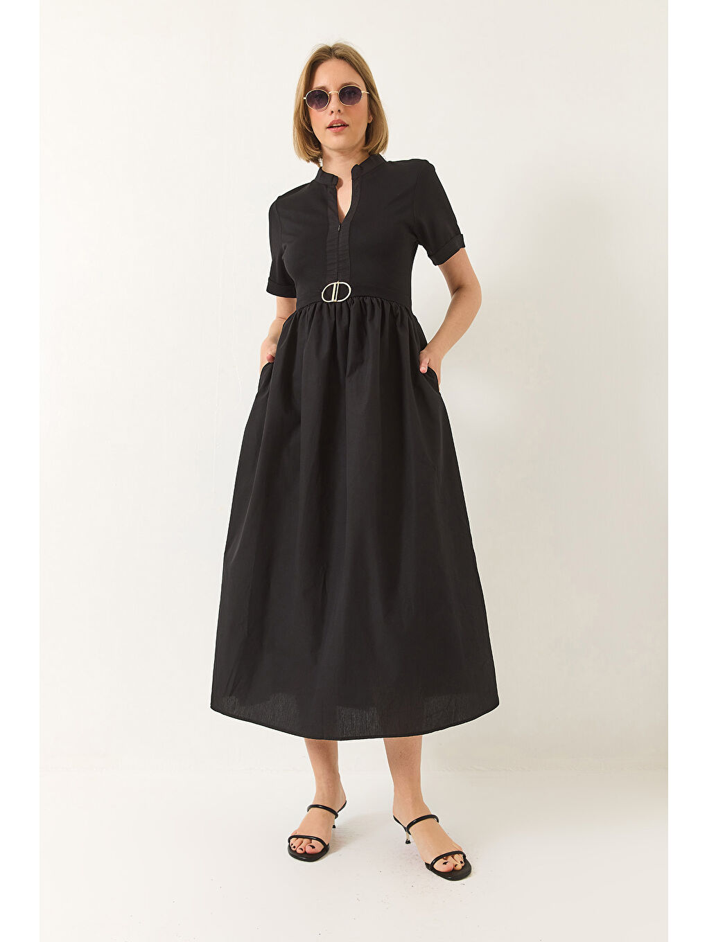 Siyah Kadın Hakim Yaka Gizli Fermuarlı Cep Detaylı Kısa Kollu Aksesuarlı Uzun Elbise-2