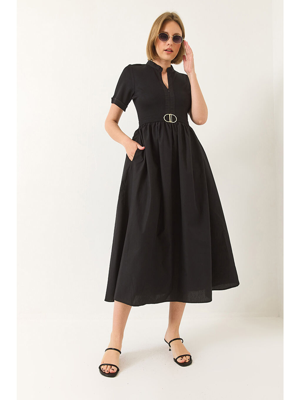 Siyah Kadın Hakim Yaka Gizli Fermuarlı Cep Detaylı Kısa Kollu Aksesuarlı Uzun Elbise-3