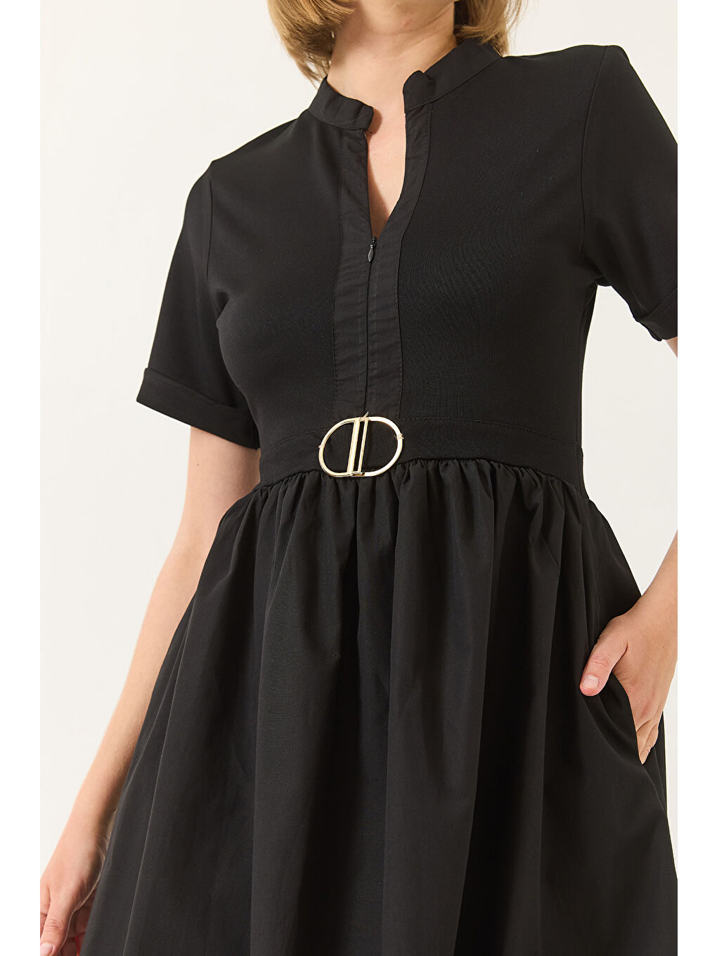 Siyah Kadın Hakim Yaka Gizli Fermuarlı Cep Detaylı Kısa Kollu Aksesuarlı Uzun Elbise-4