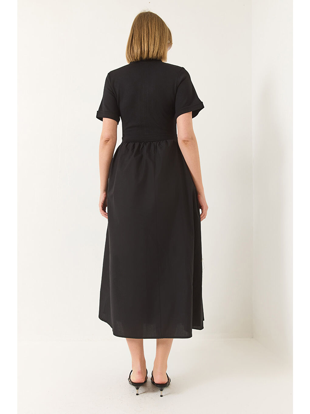Siyah Kadın Hakim Yaka Gizli Fermuarlı Cep Detaylı Kısa Kollu Aksesuarlı Uzun Elbise-5
