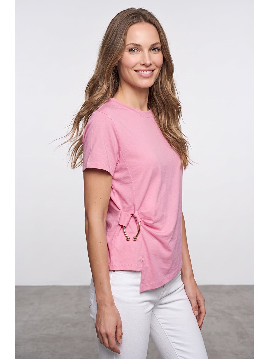 Pembe Gold Aksesuarlı Asimetrik Kesim Tişört-1
