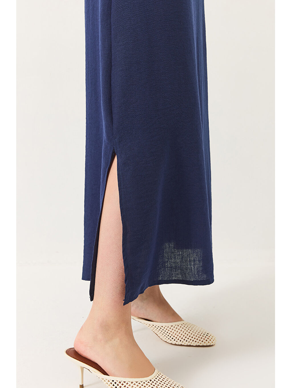 Lacivert Kadın Askılı Yırtmaç Detaylı Uzun Keten Elbise-6